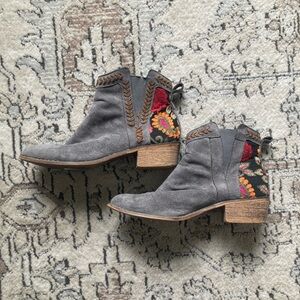 Tiara Los Angeles Grey Faux Suede Floral Embroidered Heel Ankle Boots 6.5 or 7